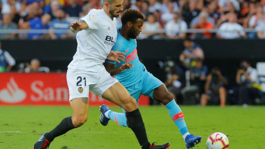 Lemar disputa un balón con Piccini