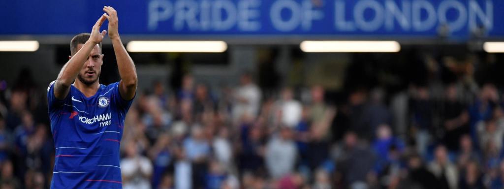 Eden Hazard aplaude a la afición de Stamford Bridge durante el Chelsea - Arsenal