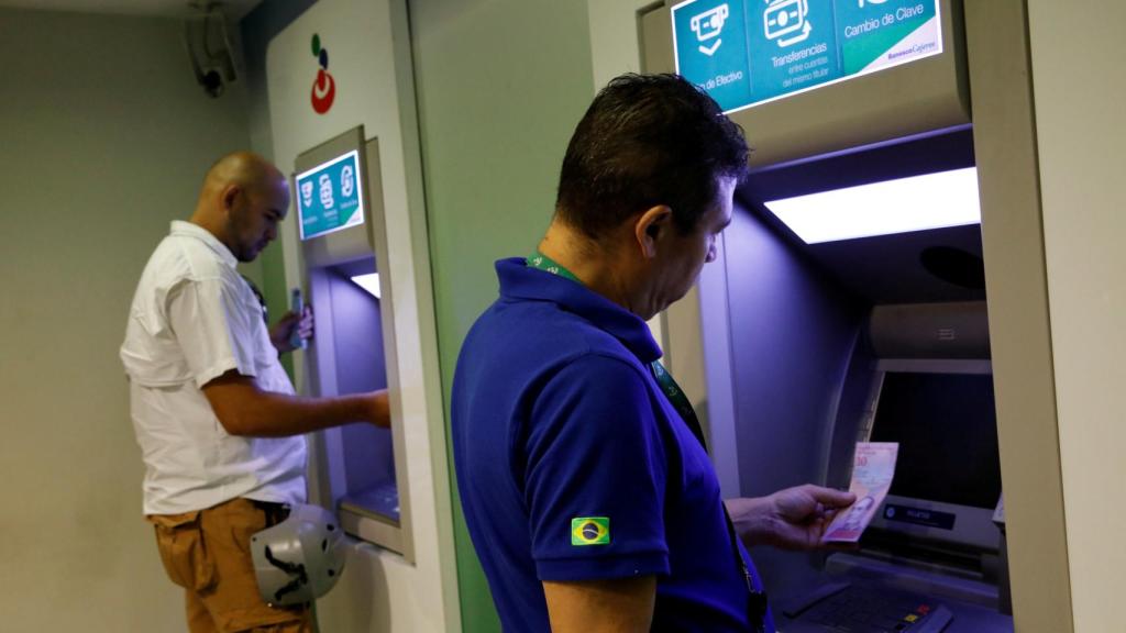 Los cajeros han empezado a dispensar la nueva moneda soberana