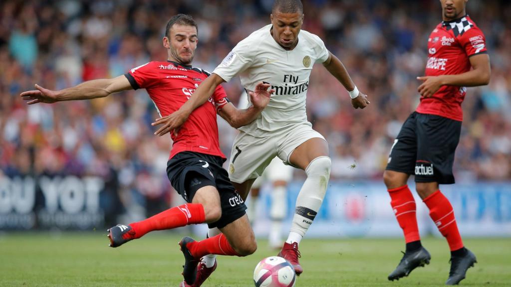 Mbappé, dribla a un defensor.