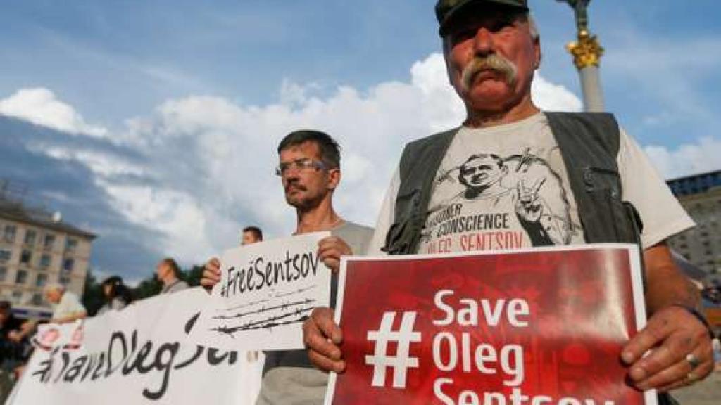 Un grupo de manifestantes pide la liberación del preso.