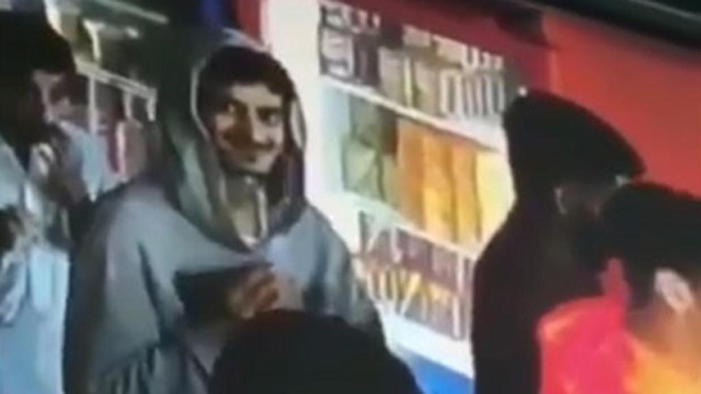 El carterista tras darse cuenta de que las cámaras estaban grabando su 'hazaña'