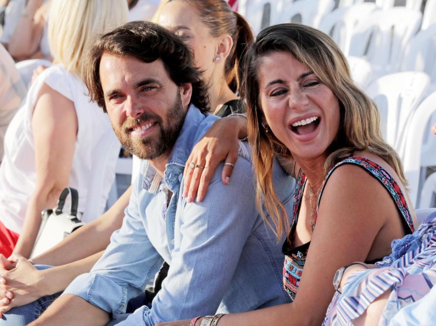 Elena Tablada y Javier Ungría, muy sonrientes durante un desfile.