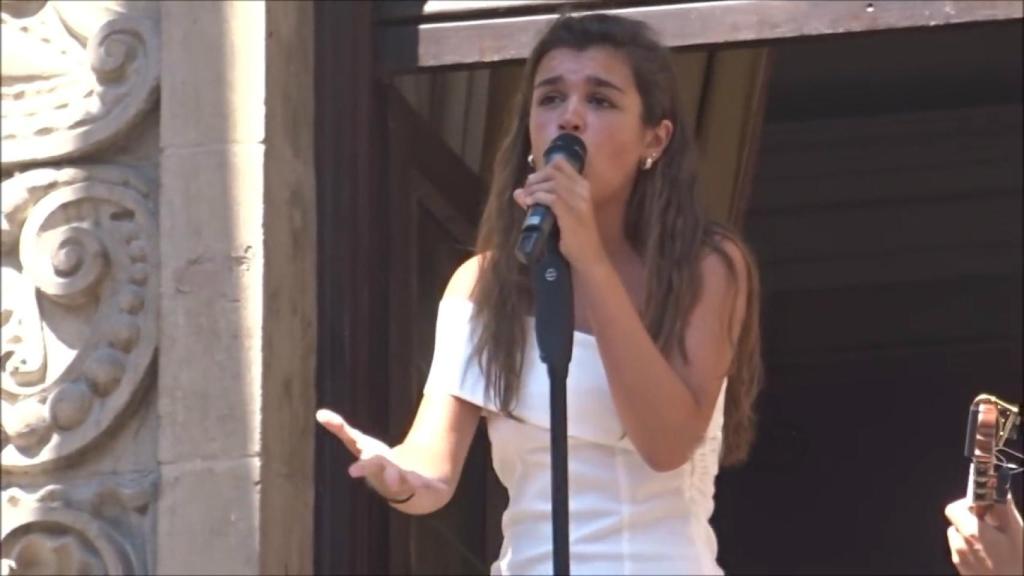 Amaia Romero durante la actuación en su tierra natal.