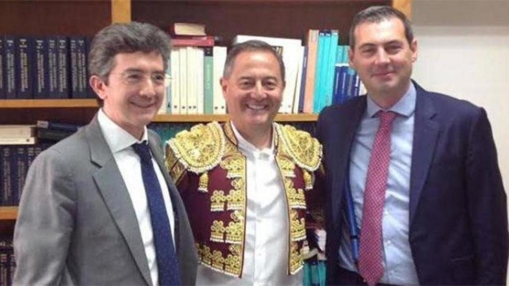 Trinitario Casanova, con chaquetilla de torero, en la notaría, en junio de 2017, tras vender a Riu el Edificio España, en Madrid.
