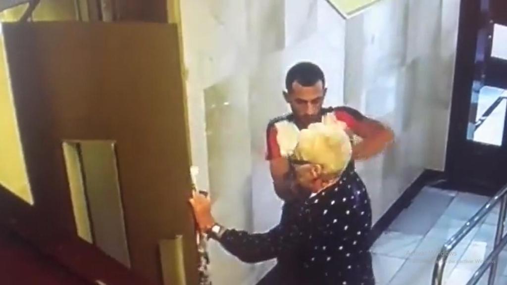 Momento en el que el agresor arrebata el colgante a la víctima