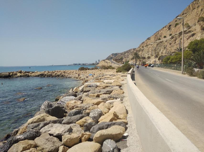 La playa de la Albufereta está a apenas unos metros del lugar del crimen.