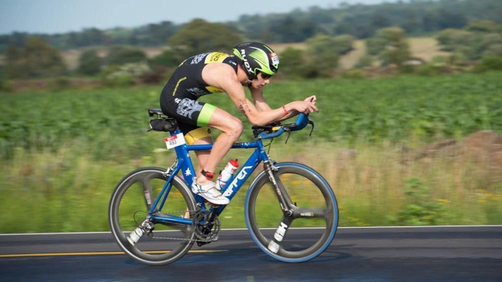 Alistair Eeckman rodando en bici. Foto: Twitter (@ajeeckman)