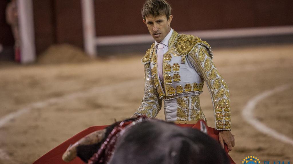 Javier Velázquez en un momento de la lidia