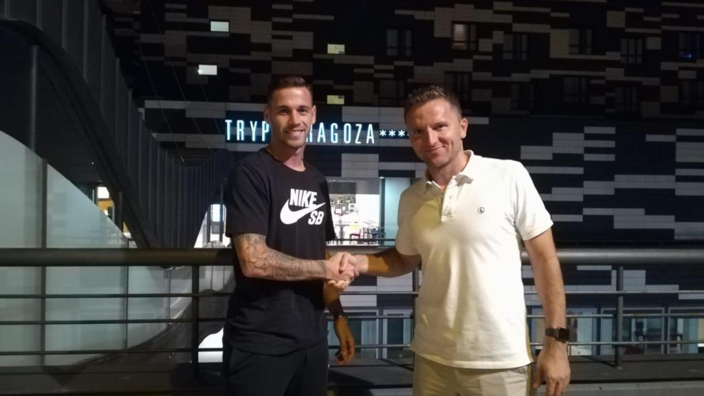 Álvaro Vázquez junto a su nuevo entrenador. Foto: Twitter (@RealZaragoza)