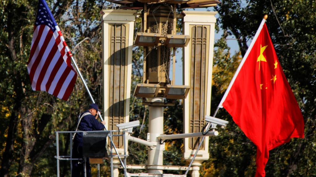 La bandera de China frente a la de EEUU en Pekín.