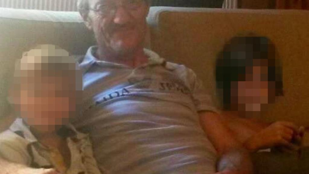 Paco junto a sus nietos.