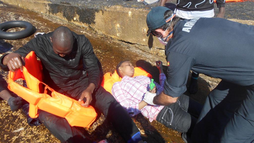 Atención sanitaria prestada en la isla de Alborán por efectivos de la Armada.