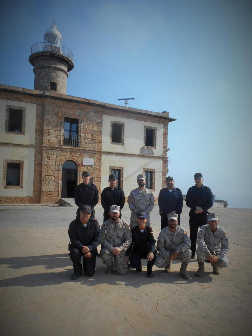 Efectivos de la Armada posan frente al faro de la isla de Alborán para EL ESPAÑOL.