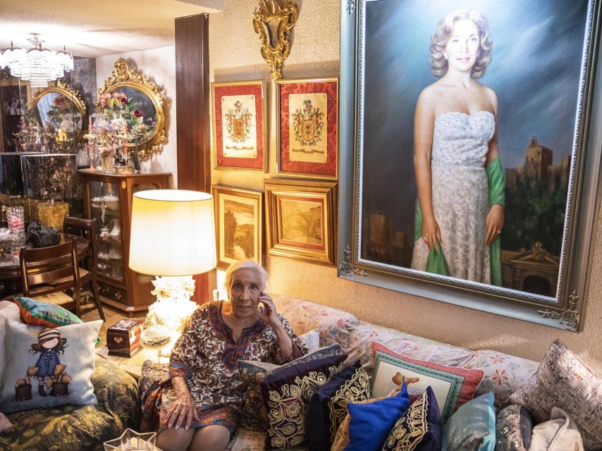 Carmen Segovia en el salón de su casa