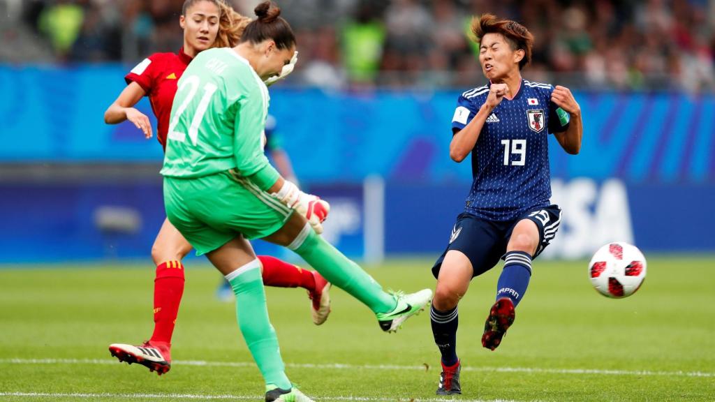 Cata Coll despejando la pelota en la final del Mundial sub20