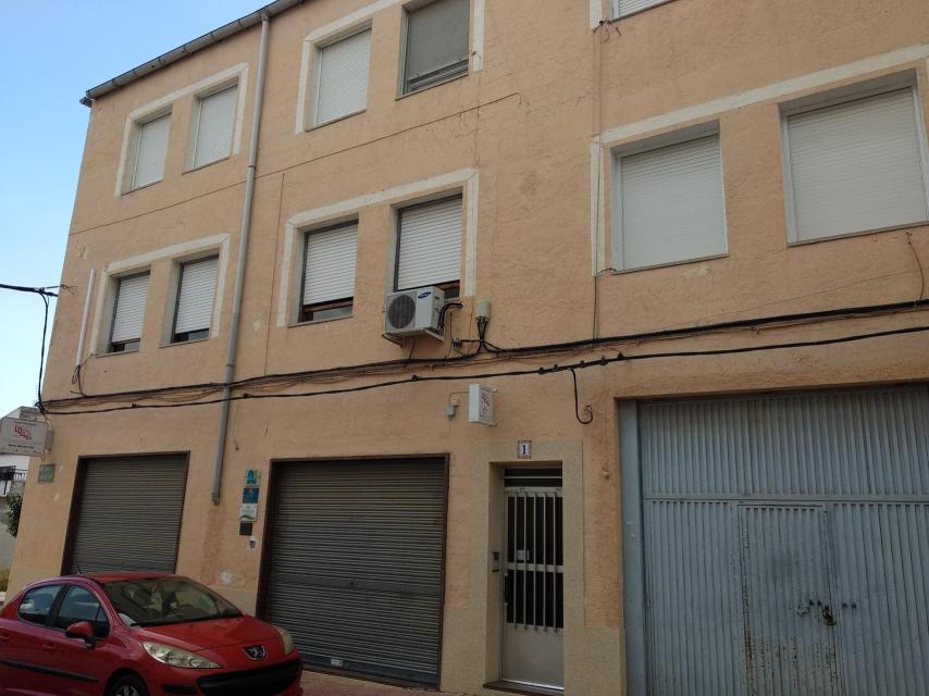 En el primero residían Paco y Conchi. La entrada del bloque y las escaleras interiores están sin adaptar.