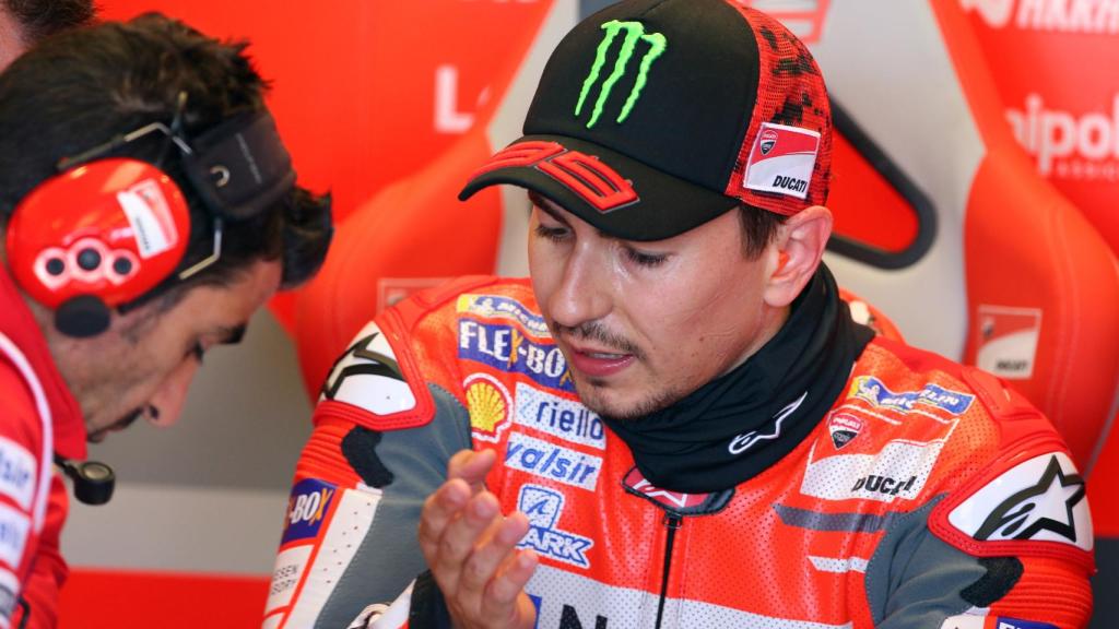 Jorge Lorenzo da instrucciones a uno de sus técnicos, en el box de Ducati en Silverstone.
