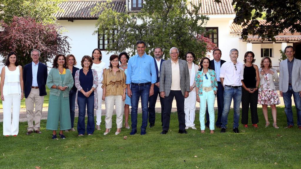Pedro Sánchez y sus 17 ministros posan en la finca de Quintos de Mora. De izquierda a derecha: Carmen Montón, ministra de Sanidad, José Guirao, de Cultura, María Jesús Montero, de Hacienda, Meritxell Batet, de Política Territorial y Función   Pública, Dolores Delgado, de Justicia, Reyes Maroto, de Industria, Carmen Calvo, vicepresidencia e Igualdad, Isabel Celaá, de Educación, Pedro Sánchez, presidente, José Luis   Ábalos, de Fomento, Josep Borrell, de Exteriores, Magdalena Valerio, de Trabajo, Margarita Ribles, de Defensa, Luis Planas, de Pesca y Agricultura, Fernando Grande-Marlaska, de   Interior, Teresa Ribera, de Transición Ecológica, Nadia Calviño, de Economía, y Pedro Duque, de Ciencia y Tecnología.