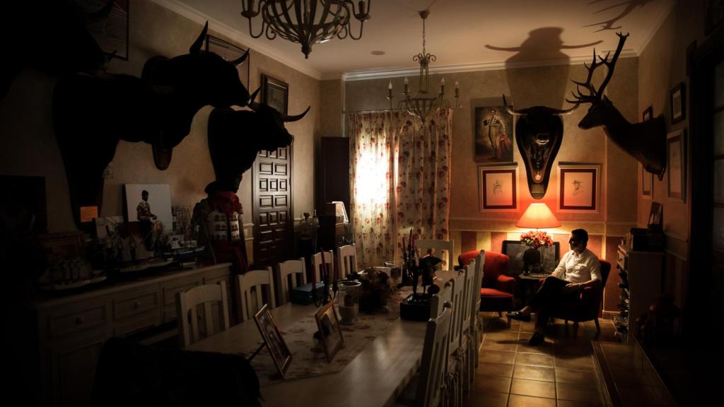 El maestro Padilla en el salón de su casa en Sanlúcar de Barrameda.