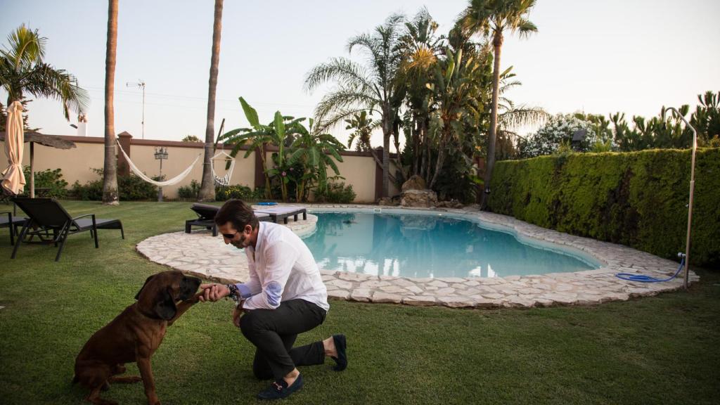 El perro del maestro Padilla es un regalo que el torero recibió de manos de Adolfo Suárez Illana y su mujer Isabel Flores.