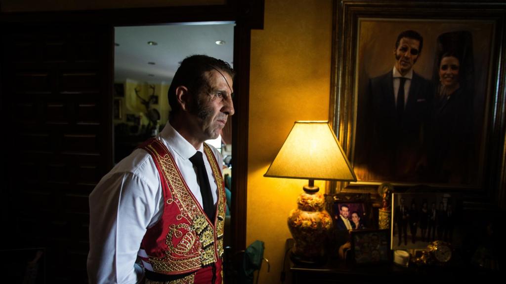 Juan José Padilla a las puertas de su casa recibiendo a amigos que llegan para darle ánimos en las horas previas al festejo.