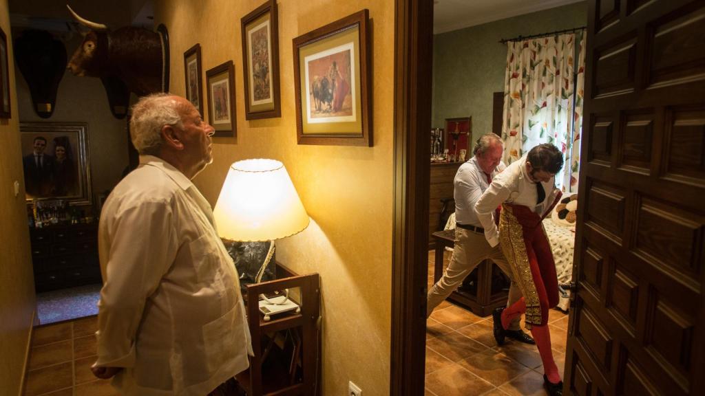 Pepe Padilla, padre del torero, aguarda mientras su hijo se viste con el traje de luces.