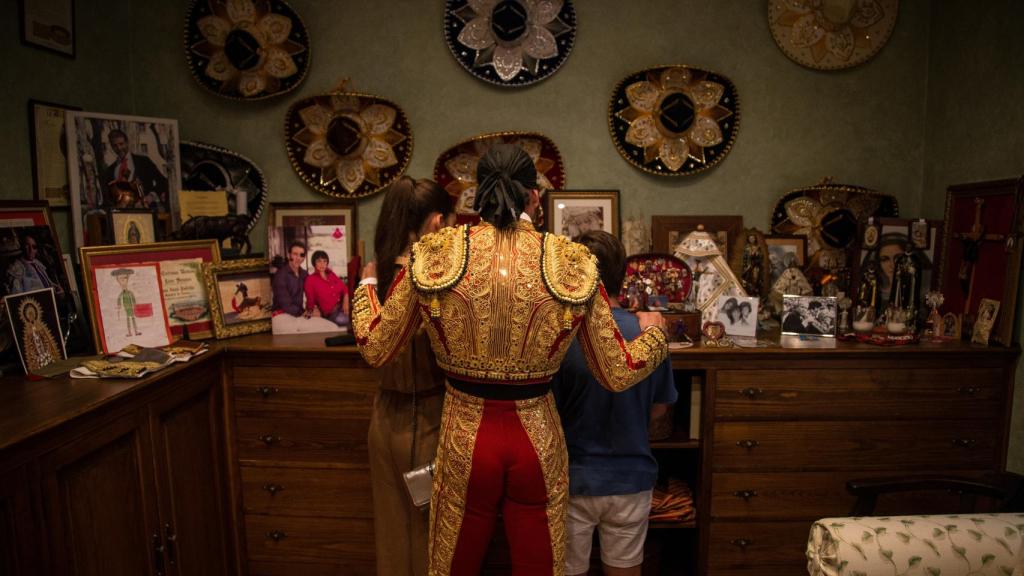 Un último rezo junto a sus hijos antes de salir para la plaza.