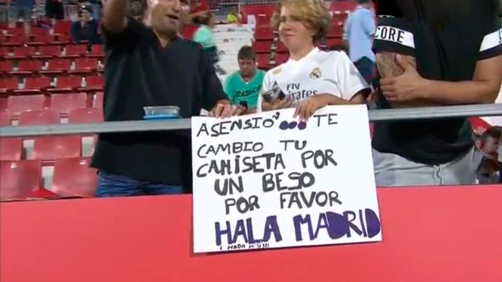 Una aficiona espera para ver a Marco Asensio en Montilivi