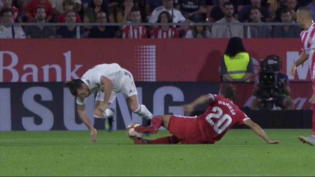Dura entrada de Muniesa a Gareth Bale