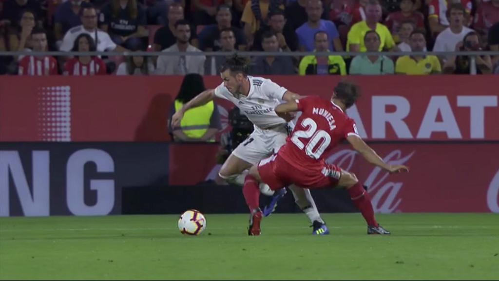 Dura entrada de Muniesa a Gareth Bale