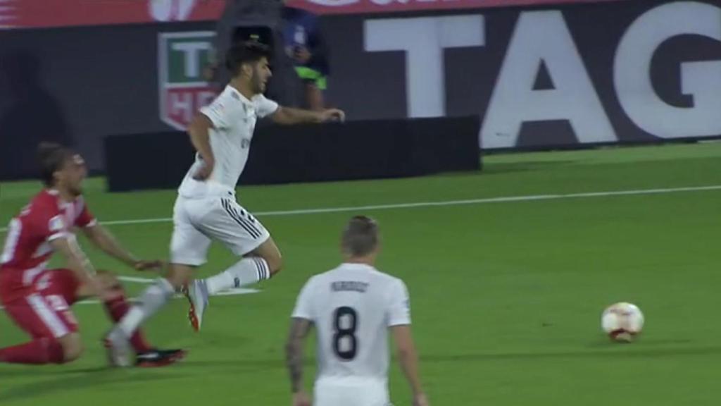 Penalti de Muniesa sobre Asensio