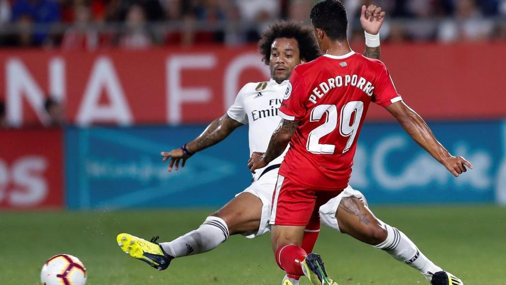 Pedro Porro y Marcelo pelean por un balón