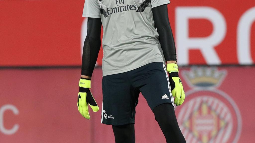 Courtois calienta antes del Girona - Real Madrid