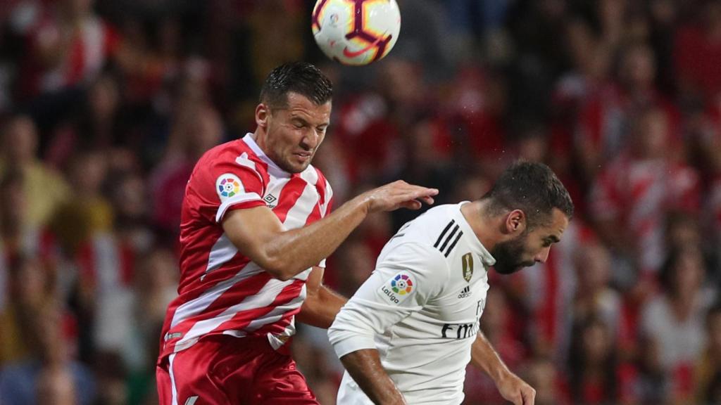 Carvajal salta para rematar un balón ante un jugador del Girona