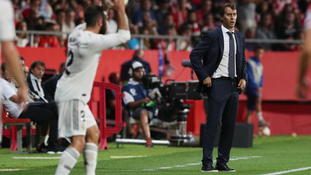 Dani Carvajal, sacando un balón de banda