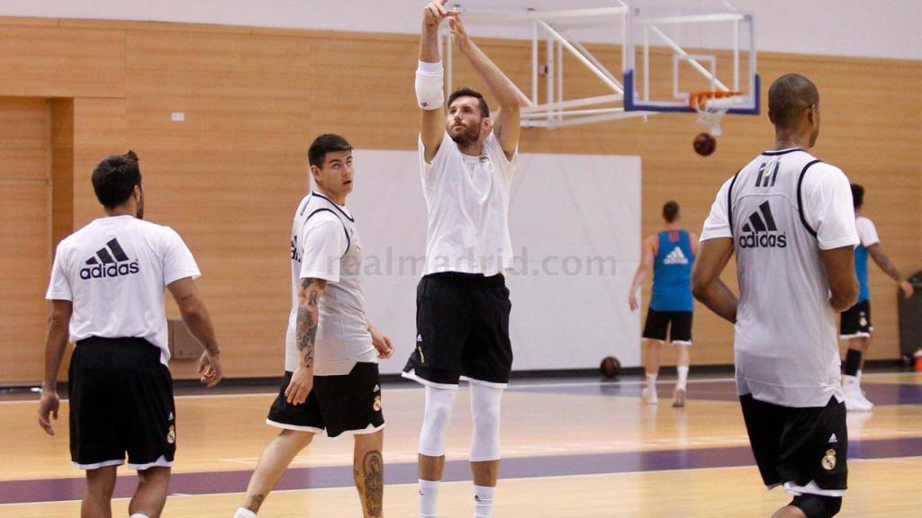 Los jugadores de Laso entrenándose en el pabellón