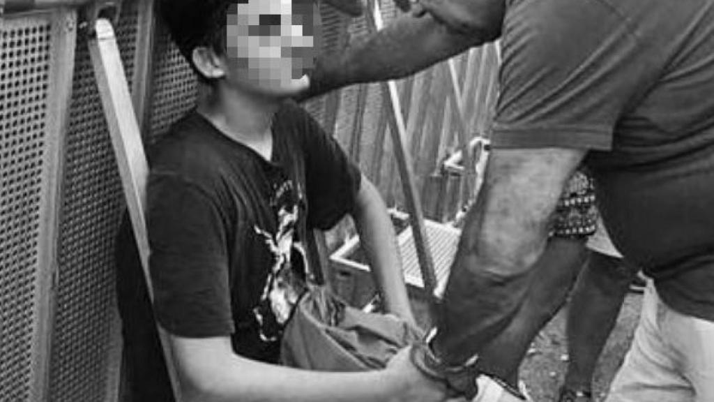 Antonio Guerra (Papi War) atendiendo a un chico deshidratado en Benidorm.