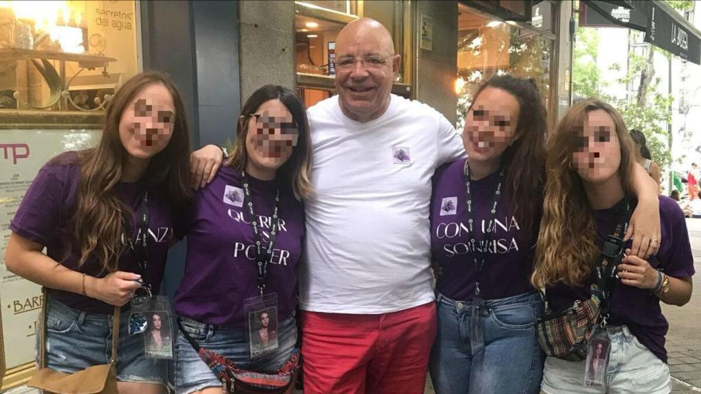 Antonio Guerra con un grupo de fans de Ana.