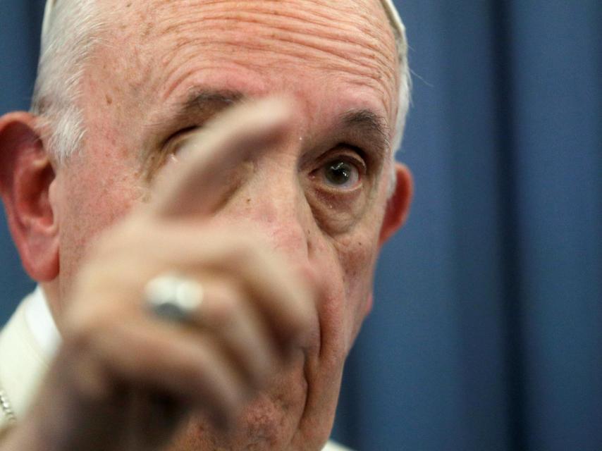 El Papa Francisco hablando con los medios a su regreso de Irlanda