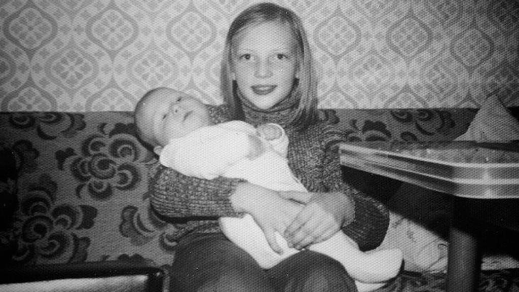 Schimd, de bebé, con su hermana.