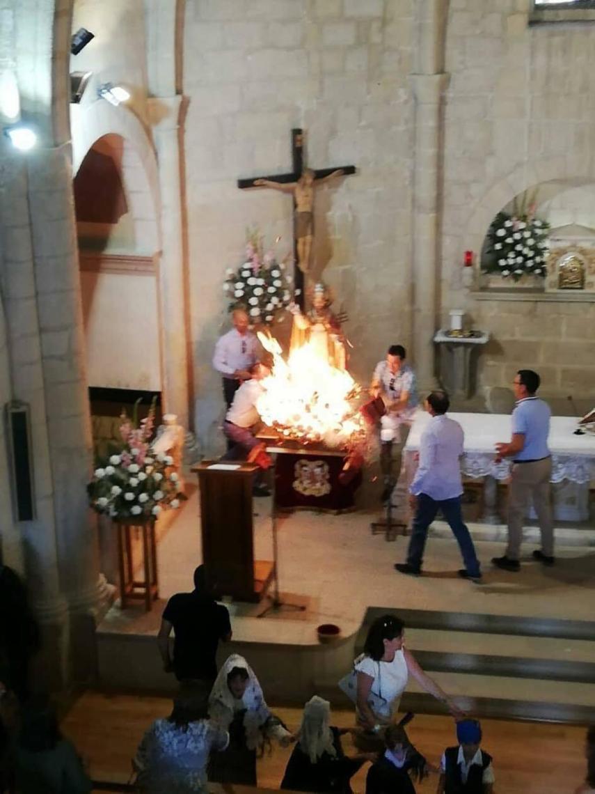 El paso ardió ante los ojos de todos los asistentes a la misa