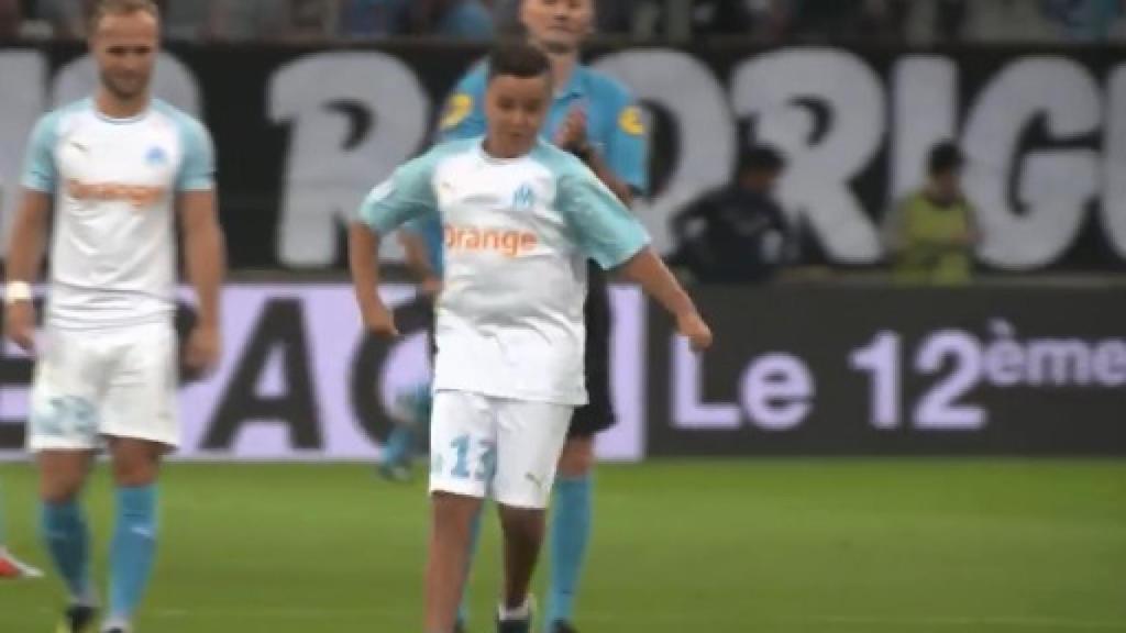 El niño del Marsella conduciendo el balón