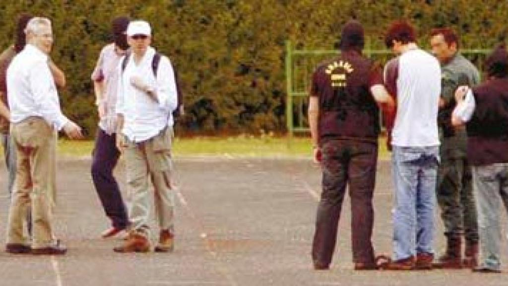 El juez Baltasar Garzón y Sánchez Corbí (con gorra blanca), en los registros con Arkaitz Goikoetxea en La Rioja.