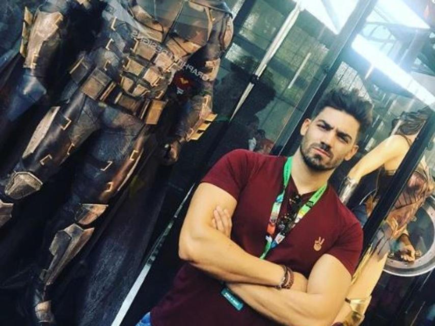 Jorge Jiménez, con Batman detrás.