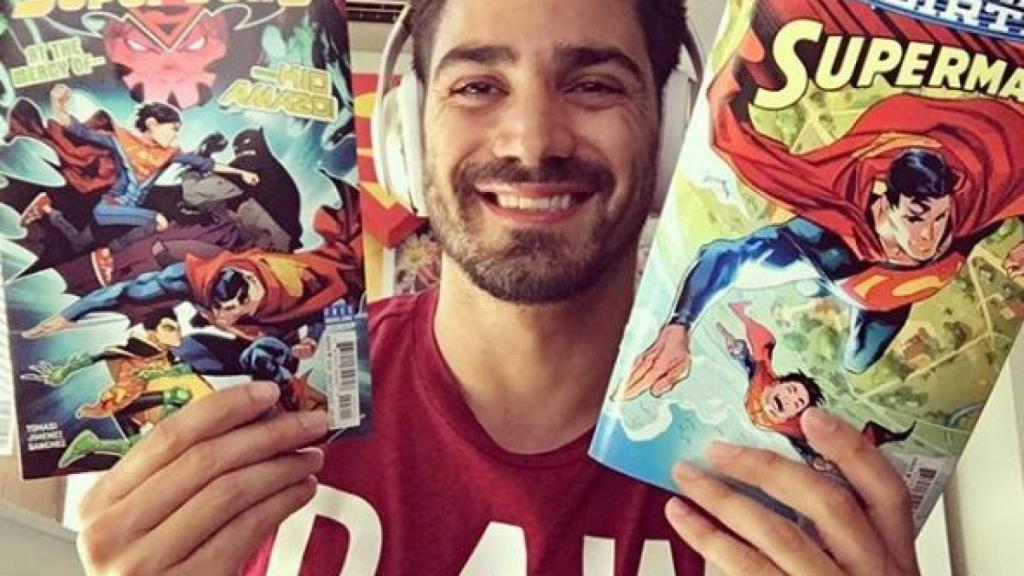Jorge Jiménez posa con dos cómics.