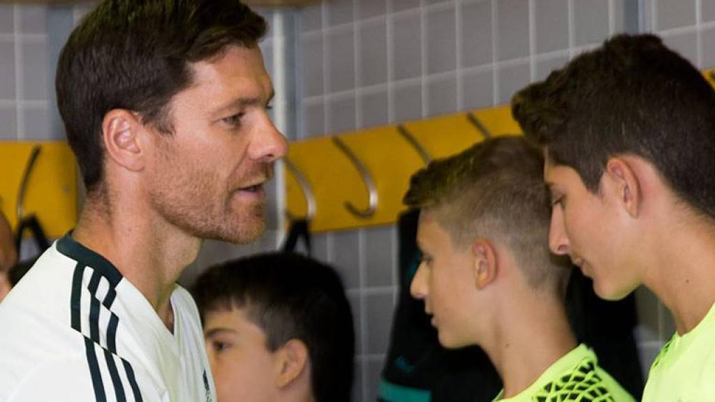 Xabi Alonso, con el Infantil A del Real Madrid