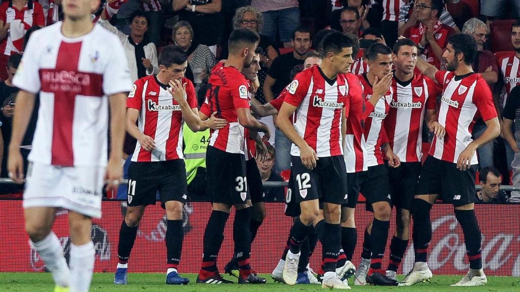 Los jugadores del Athletic celebran un gol en el ATHLETIC DE BILBAO / HUESCA
