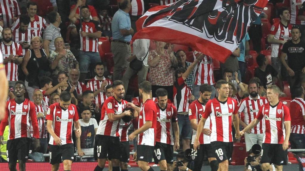 Los jugadores felicitan a Yuri por el gol en el ATHLETIC DE BILBAO / HUESCA