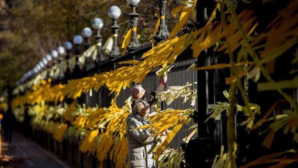 Lazos amarillos en el parque de la Ciutadella de Barcelona